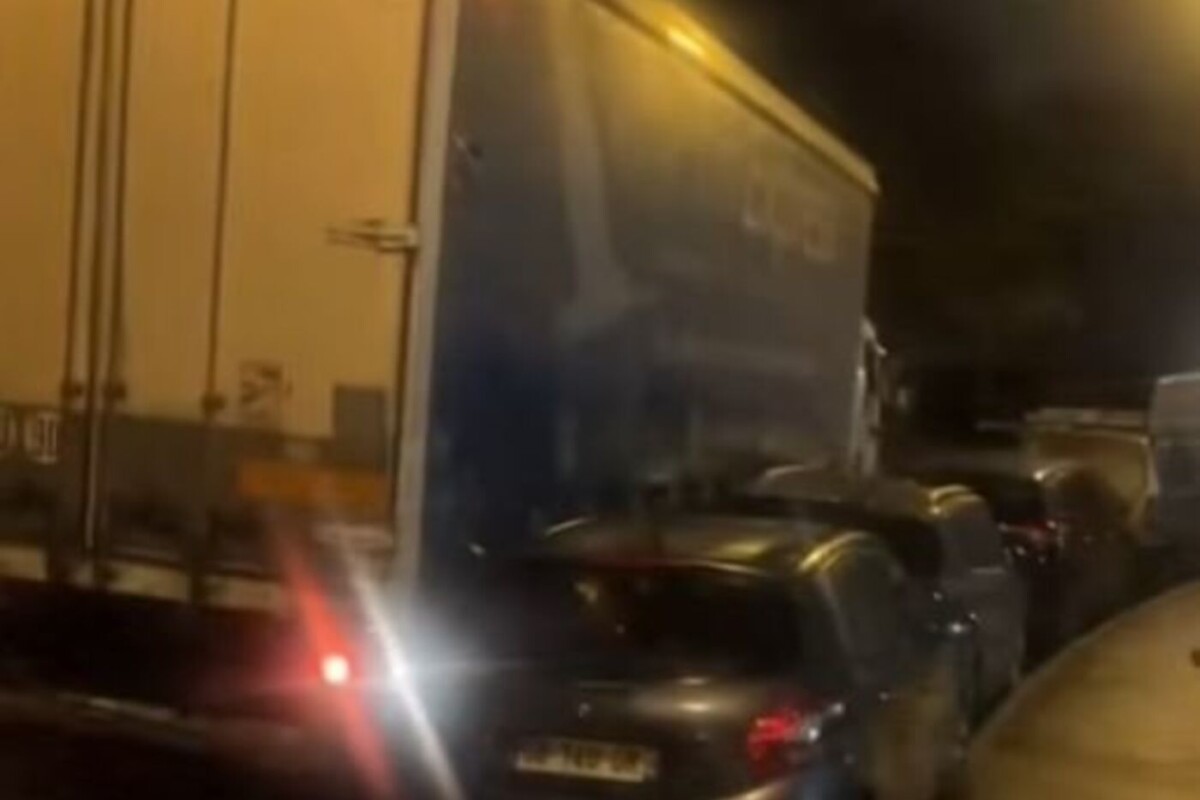 Roncstemető lett az utca ahogy behajtott egy kamion