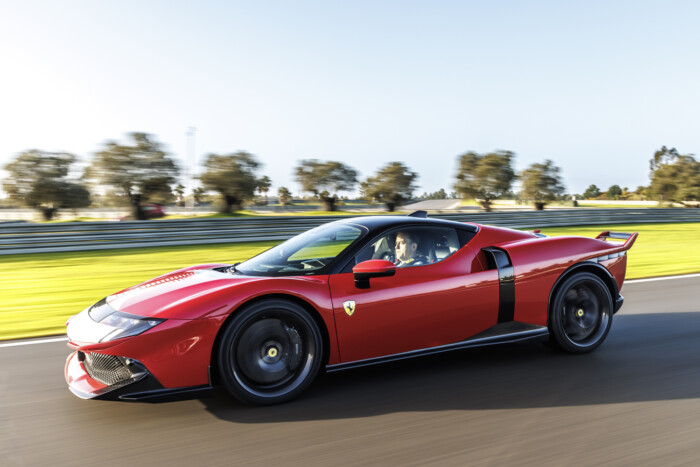 Simogatva gyilkol az új Ferrari Testarossa 19