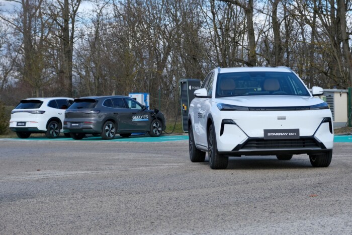 Újabb óriás kínai autógyártó érkezett Magyarországra – itt a Geely 14