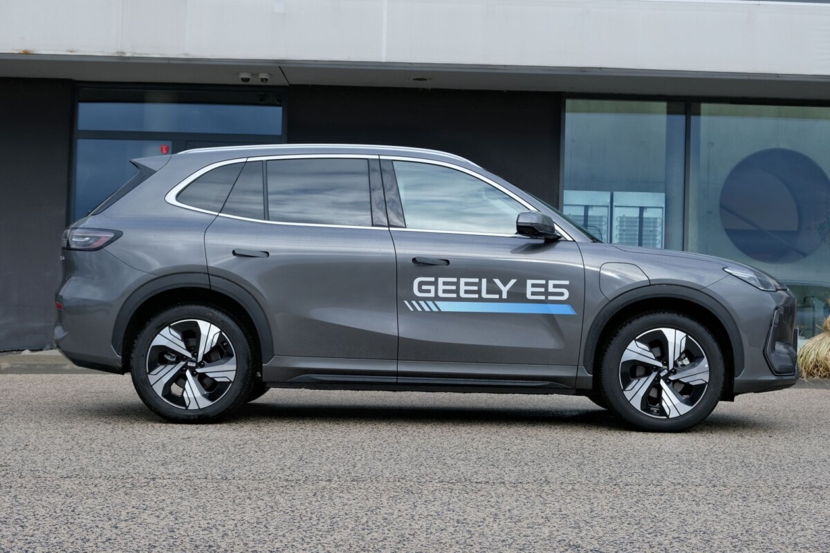 Újabb óriás kínai autógyártó érkezett Magyarországra – itt a Geely