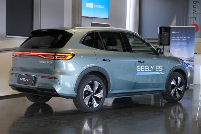 Újabb óriás kínai autógyártó érkezett Magyarországra – itt a Geely 9