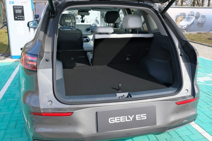 Újabb óriás kínai autógyártó érkezett Magyarországra – itt a Geely 11