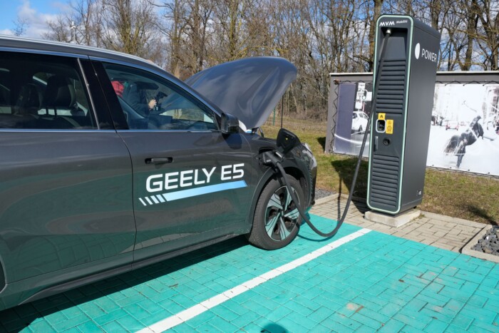 Újabb óriás kínai autógyártó érkezett Magyarországra – itt a Geely 12