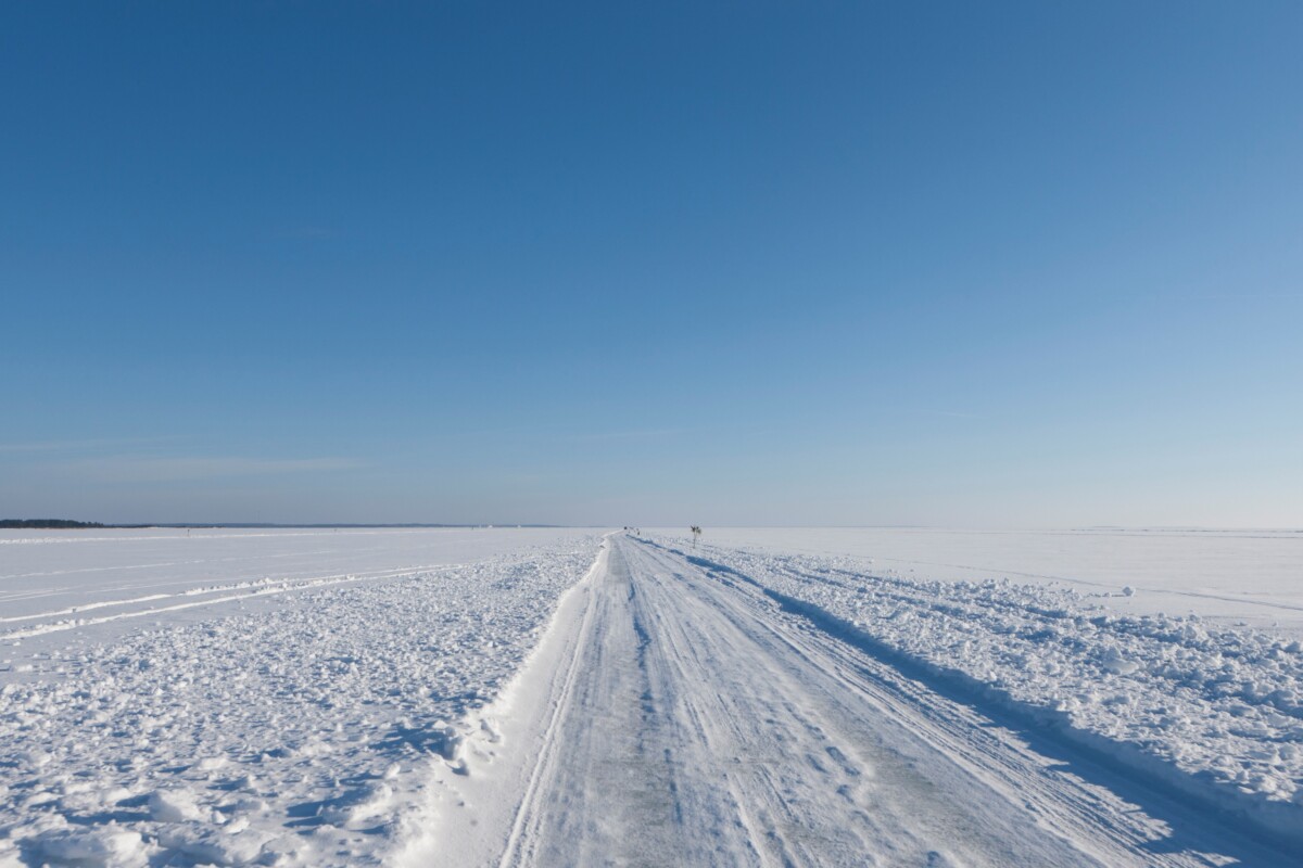Olyan hideg van északon, hogy már a tengeren is autóznak