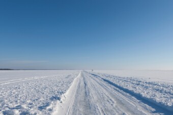 Olyan hideg van északon, hogy már a tengeren is autóznak