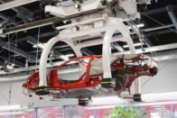 Óriási jutalmat oszt szét dolgozói között a Mercedes 9