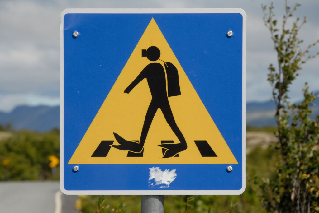 Búvárokra figyelmeztet az egyedi KRESZ-tábla