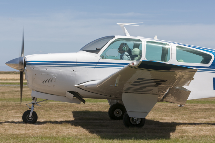 Lehetetlen helyen, vezetékek, autók között tette le gépét egy amerikai pilóta