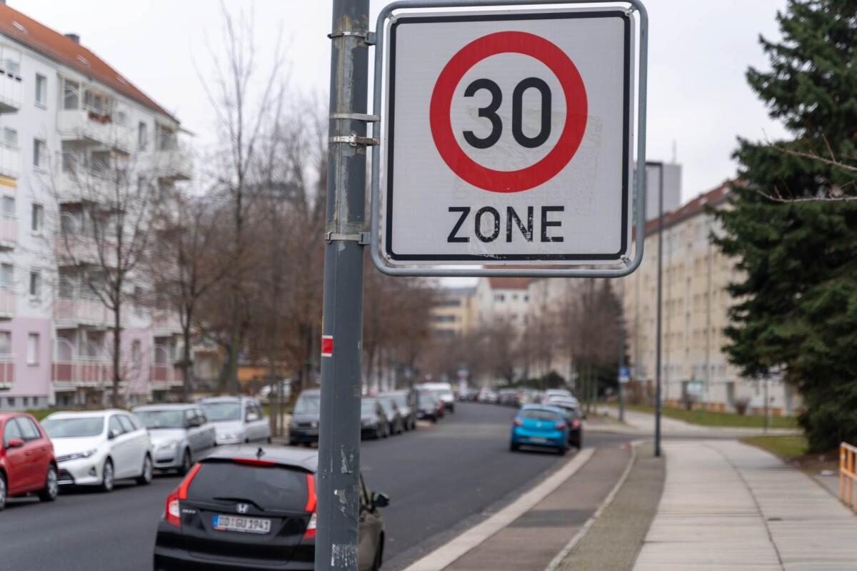 Négyszeres tempóval döntgetett a porschés a 30-as zónában