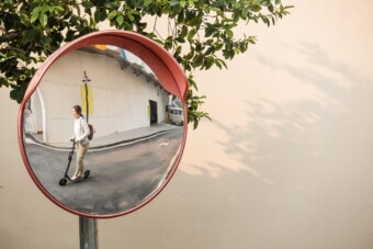 Közlekedési tükröket igazgatott, mert nem álltak “szépen”