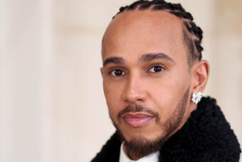 Lebuktak, nyilvánosan csókolózott Lewis Hamilton
