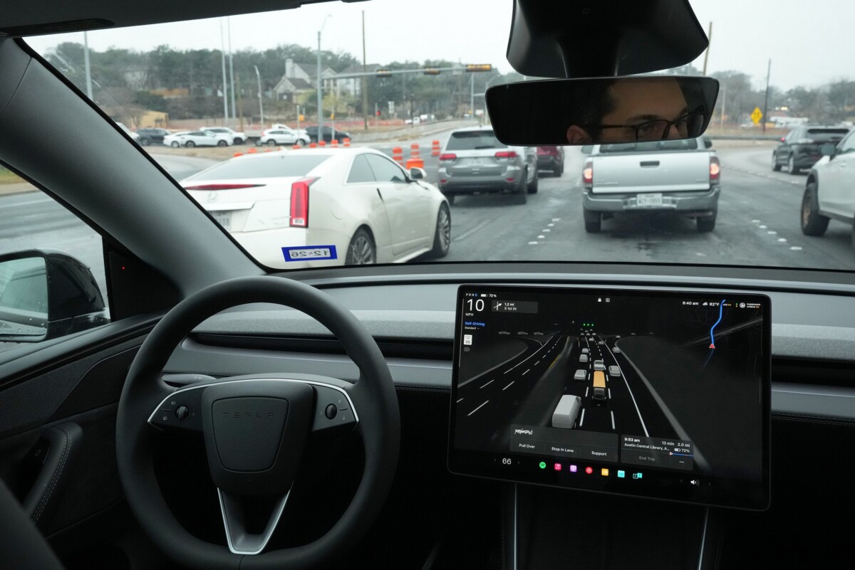 Pocsékul vezetnek a Tesla robotautói