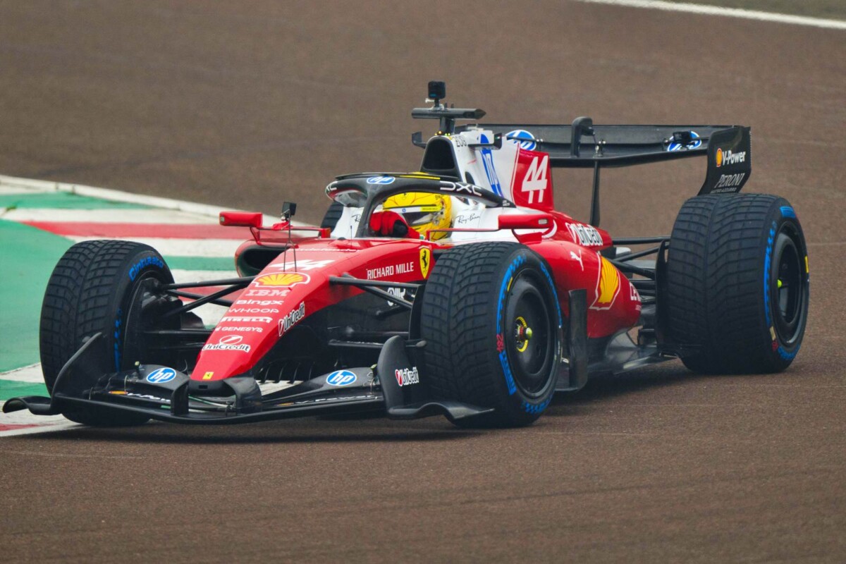 Rossz hírt kapott Lewis Hamilton a Ferrarinál