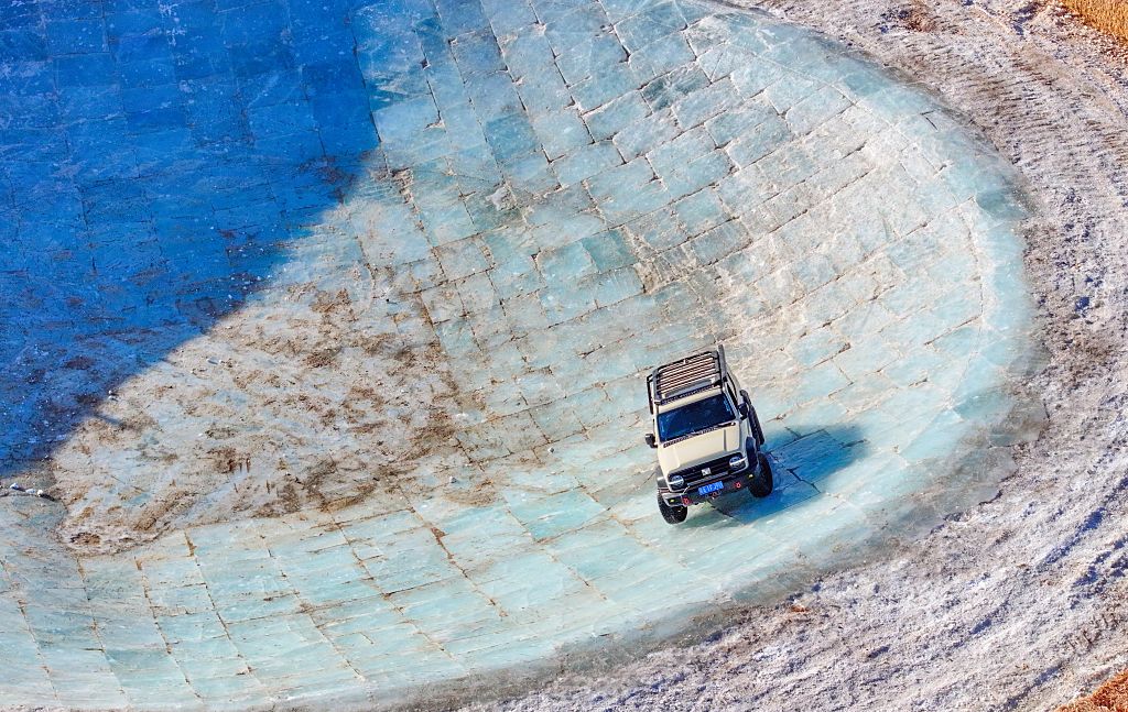 Új téli autós őrület a jeges gödörben pörgés
