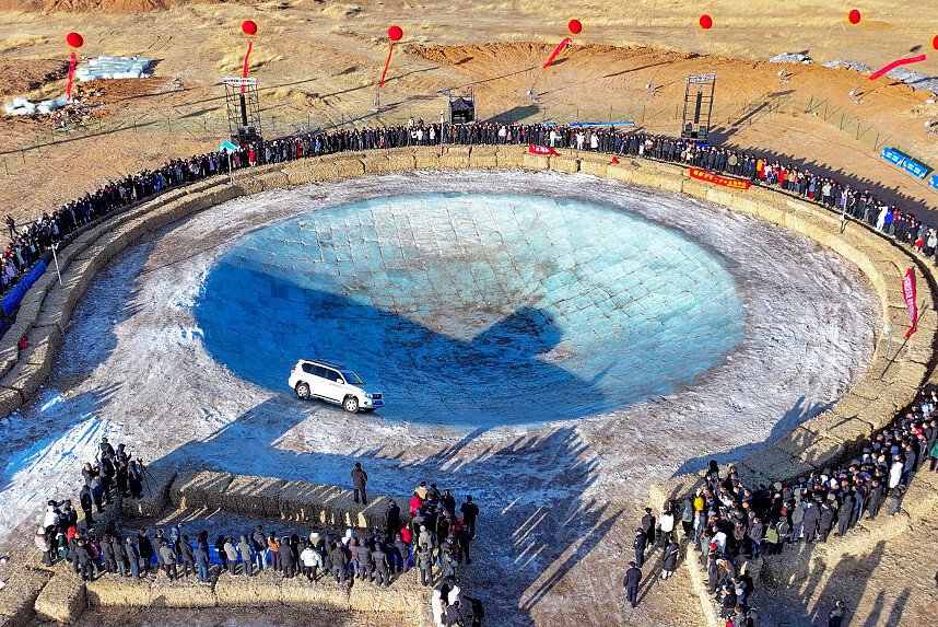 Új téli autós őrület a jeges gödörben pörgés