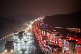 30 kilométeres dugót okozott a hirtelen havazás