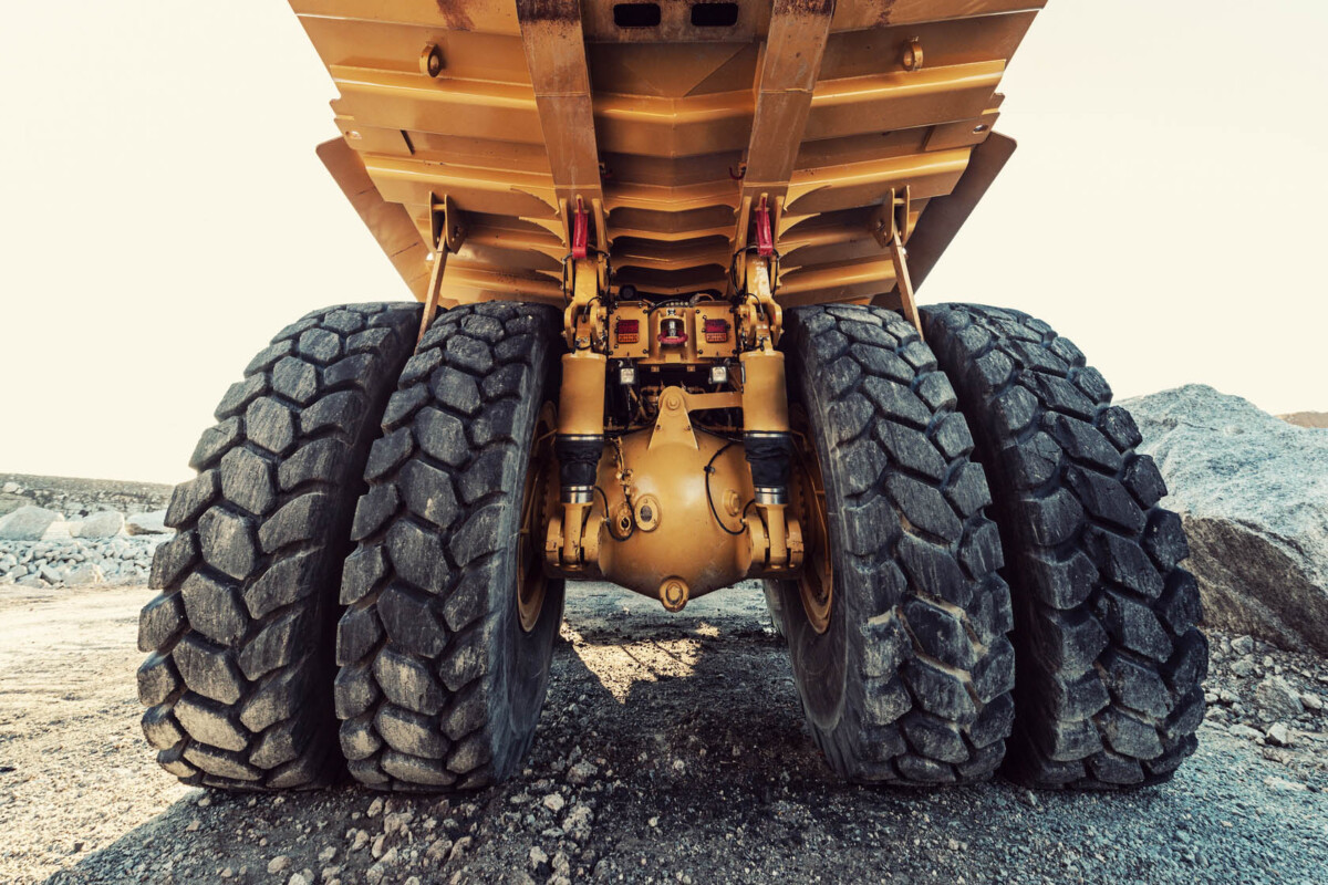 Ezért lóg kemény acélrúd a bányadömperek hátulján