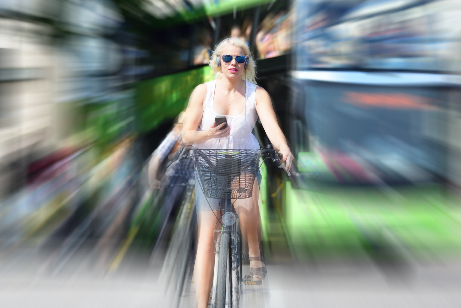 A bringásoknak is jár szankció, 70 ezerbe fájhat a fülhallgató