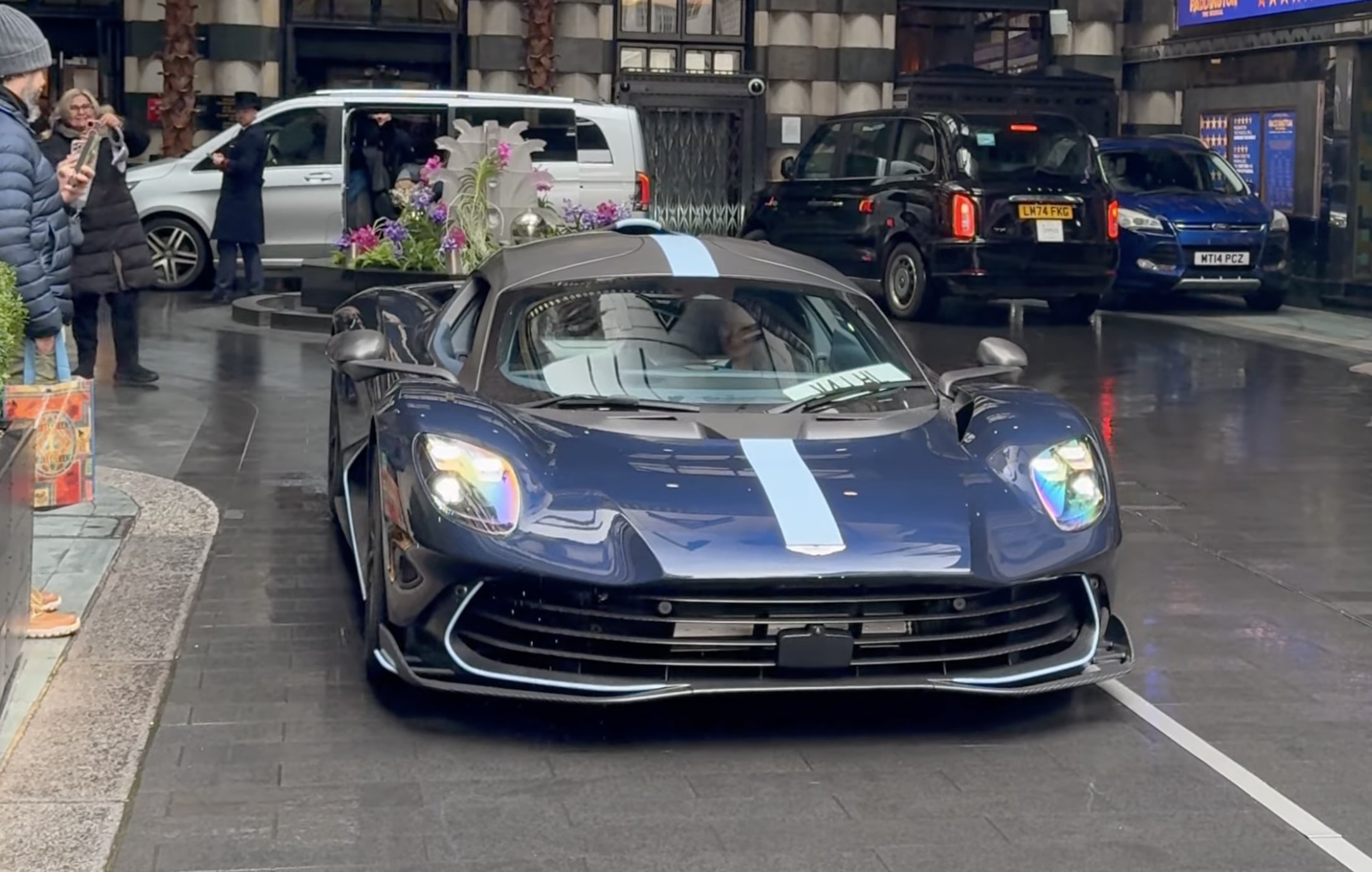 gordon-ramsay-drives-his-brand-new-aston-martin-valhalla-around-london-everyone-s-looking-266034_1 | Vezess