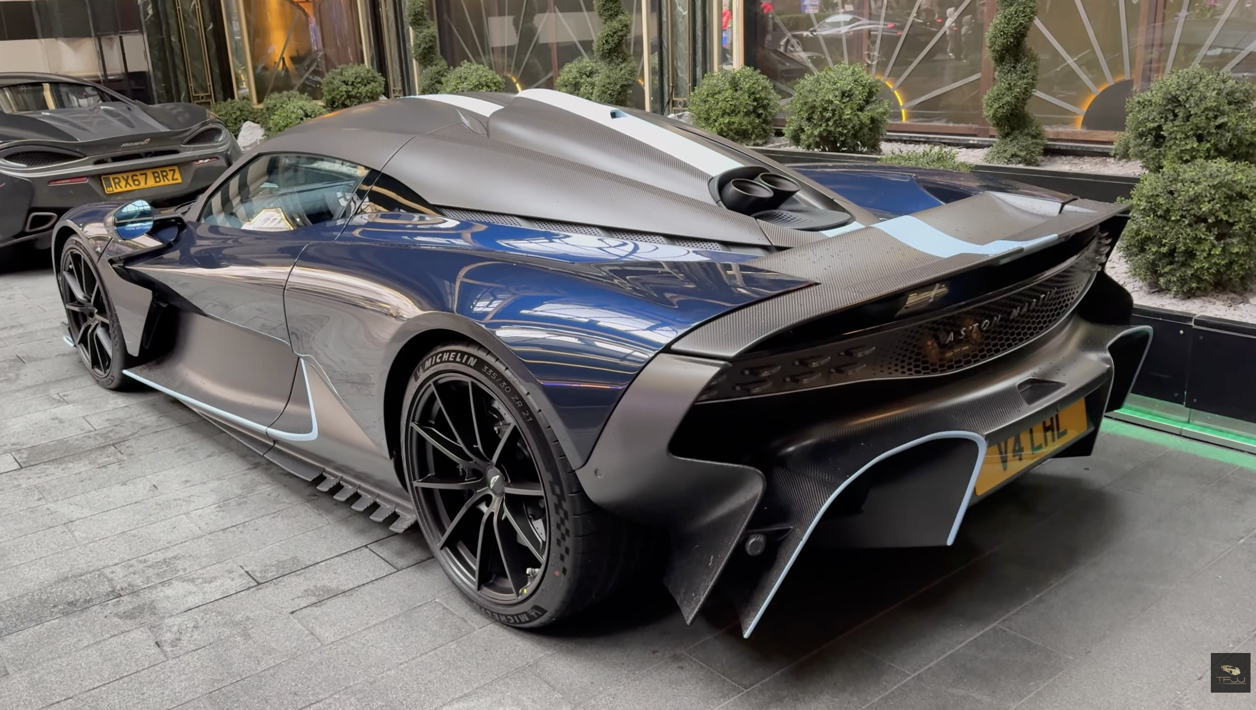 gordon-ramsay-drives-his-brand-new-aston-martin-valhalla-around-london-everyone-s-looking_2 | Vezess