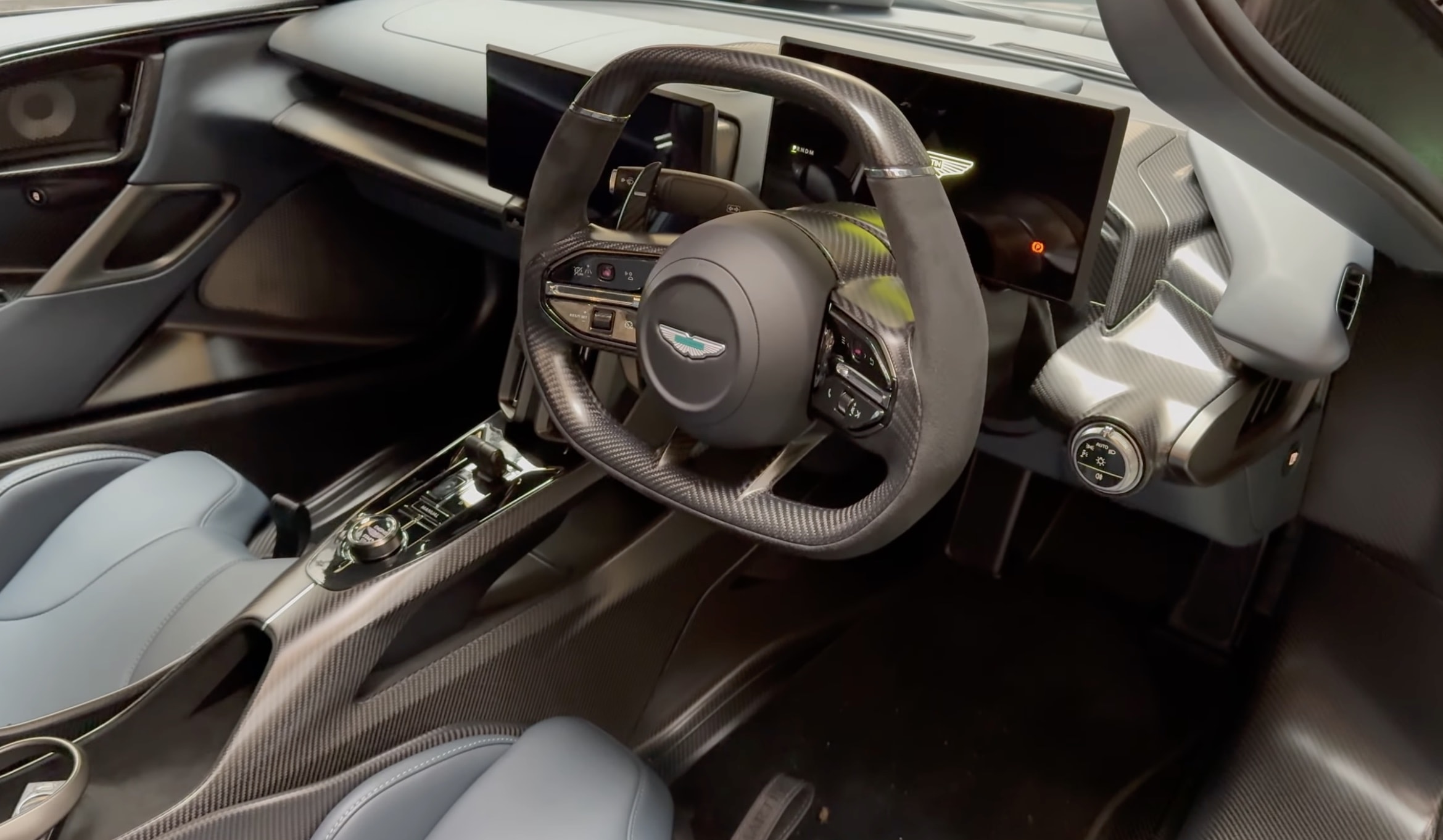 gordon-ramsay-drives-his-brand-new-aston-martin-valhalla-around-london-everyone-s-looking_5 | Vezess