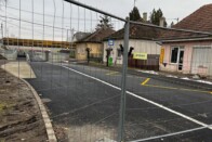 Magyar abszurd: lakossági kordonbontás után átadják a felújított autós aluljárót 2