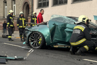 Forma-1 ihletésű Aston Martin csapódott buszmegállóba Győrben