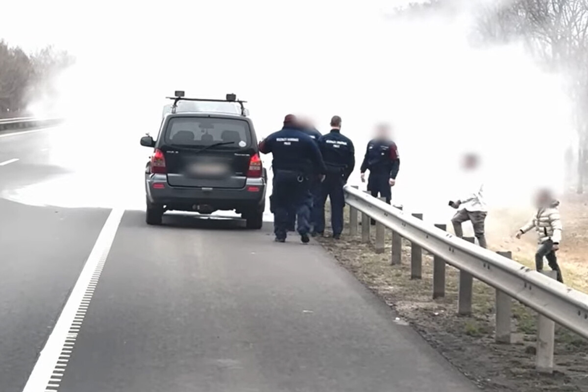 Egy lángoló autó buktatta le az utast az M3-ason