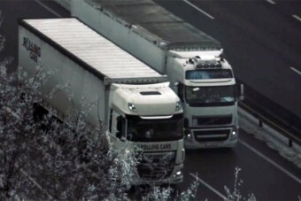 Szétcsaptak az előzgető kamionosok között az M7-esen