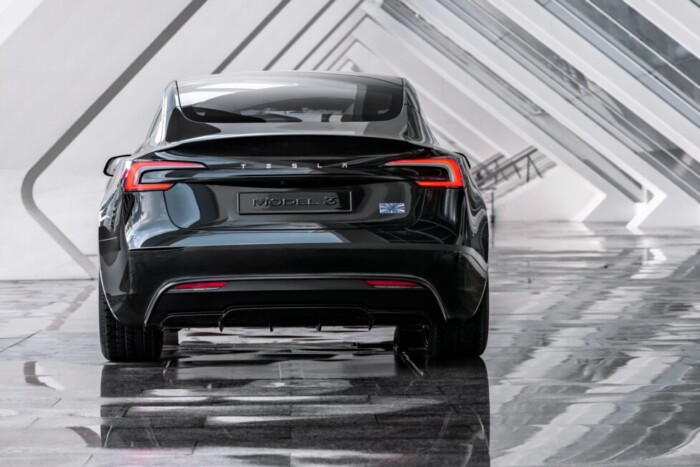 Ezt műveli a jéggé fagyott Tesla, ha töltőre dugják 2