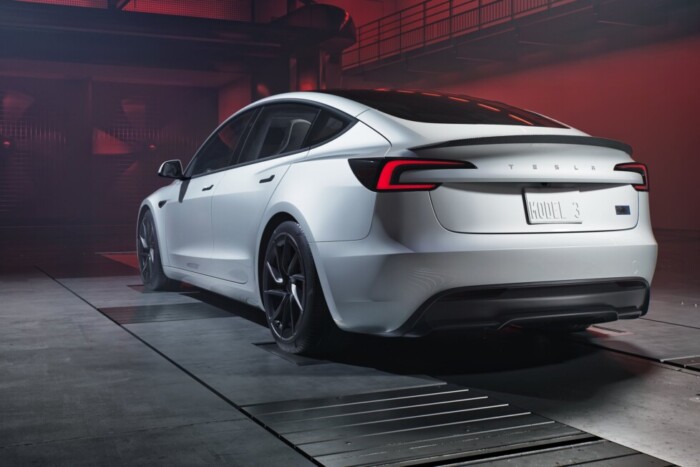 Ezt műveli a jéggé fagyott Tesla, ha töltőre dugják 1