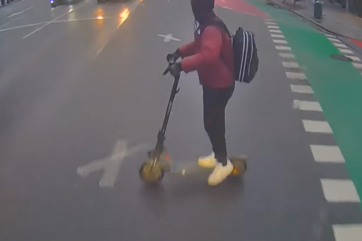 Kőkemény gázolás a buszsávban, a fedélzeti kamera mindent felvett