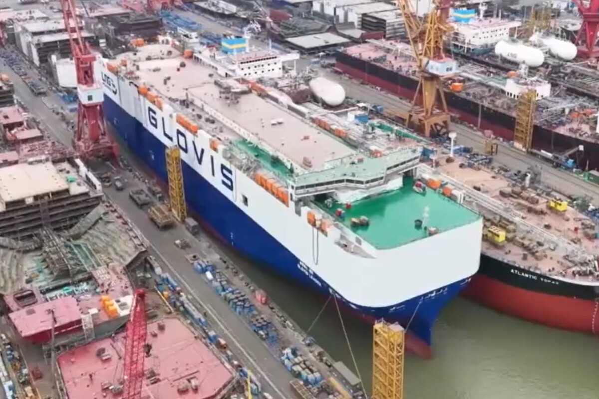 Vízre tették a világ legnagyobb autószállító hajóját