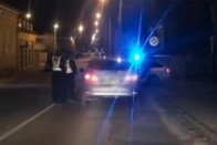 Térfigyelő rögzítette, ahogy egy nő teljesen készen harcolt egy autóval Pécsett 1