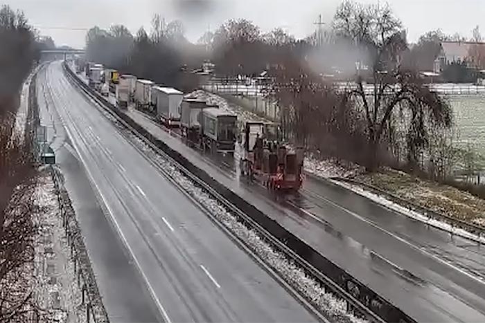 Újabb hihetetlen videó, ismét simán belerongyoltak az álló sorba az M7-esen