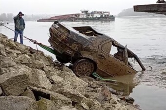 Szomorú titkot rejtett a paksi Dunából 11 év után kihúzott kocsi