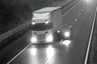 A közelében sem volt senki, mégis képes volt felkenődni egy kamionra az M3-ason