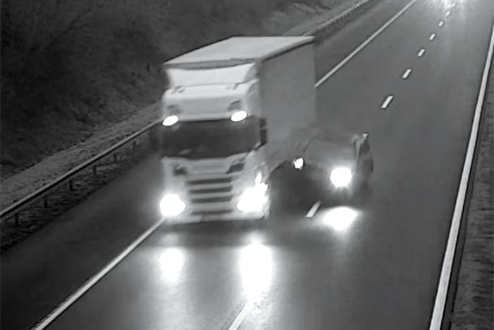 A közelében sem volt senki, mégis képes volt felkenődni egy kamionra az M3-ason