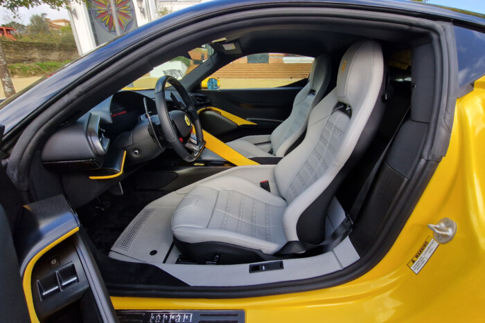 Simogatva gyilkol az új Ferrari Testarossa 22