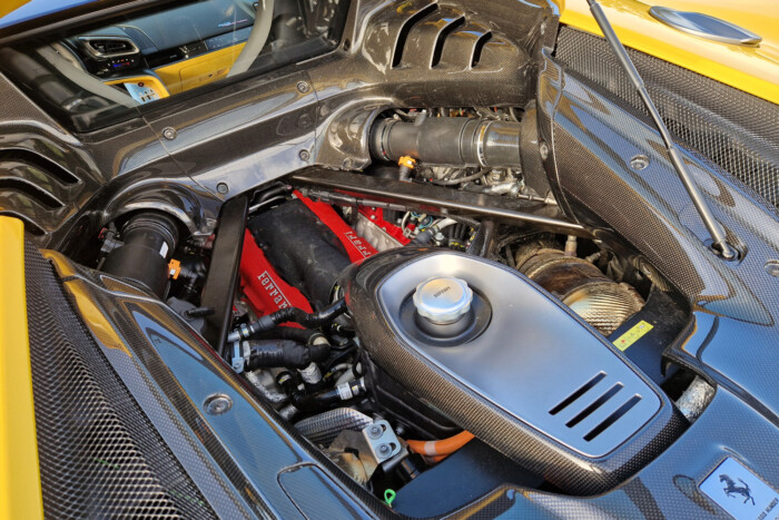 Simogatva gyilkol az új Ferrari Testarossa 15