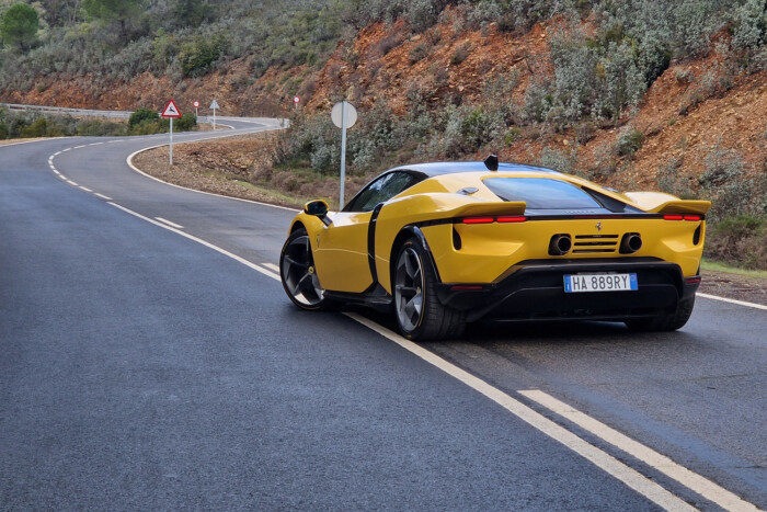 Simogatva gyilkol az új Ferrari Testarossa 4