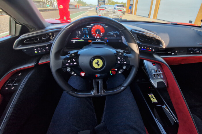 Simogatva gyilkol az új Ferrari Testarossa 12