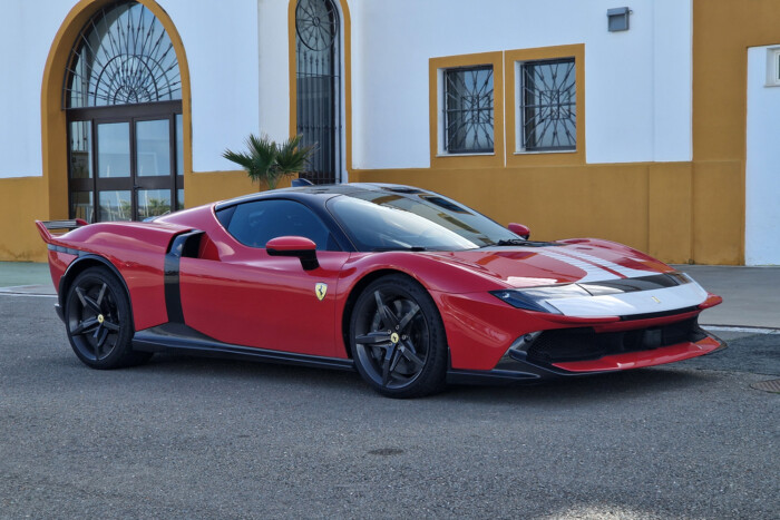 Simogatva gyilkol az új Ferrari Testarossa 13