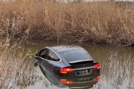 Most érkezett: utánfutóval együtt nyelt el egy autót a Tisza 1 Most érkezett: utánfutóval együtt nyelt el egy autót a Tisza 1