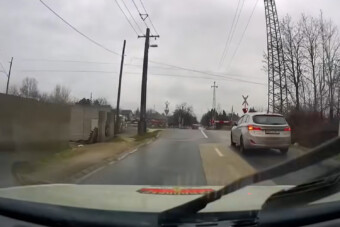 Rendőreink lakot területen belül üldöztek egy autóst, akit a vonat sem állított meg