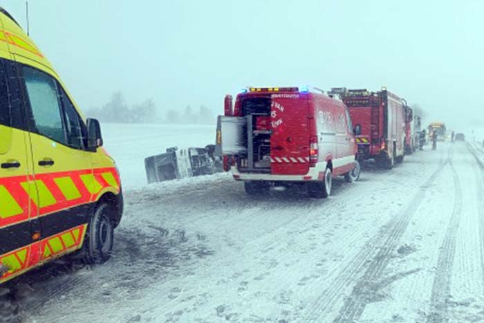 Káosz az országban, 16 busz szenvedett balesetet a hó miatt 2