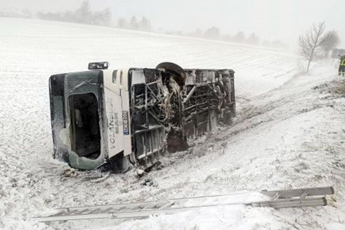 Káosz az országban, 16 busz szenvedett balesetet a hó miatt