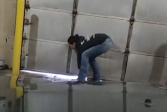 Rendőrök szabadították ki az autómosóba szorult nőt