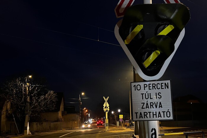 Magyar abszurd: lakossági kordonbontás után átadják a felújított autós aluljárót 1