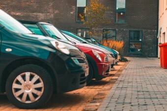 Valaki mindig a házam elé parkol, elállva az utat – mit tehetek?